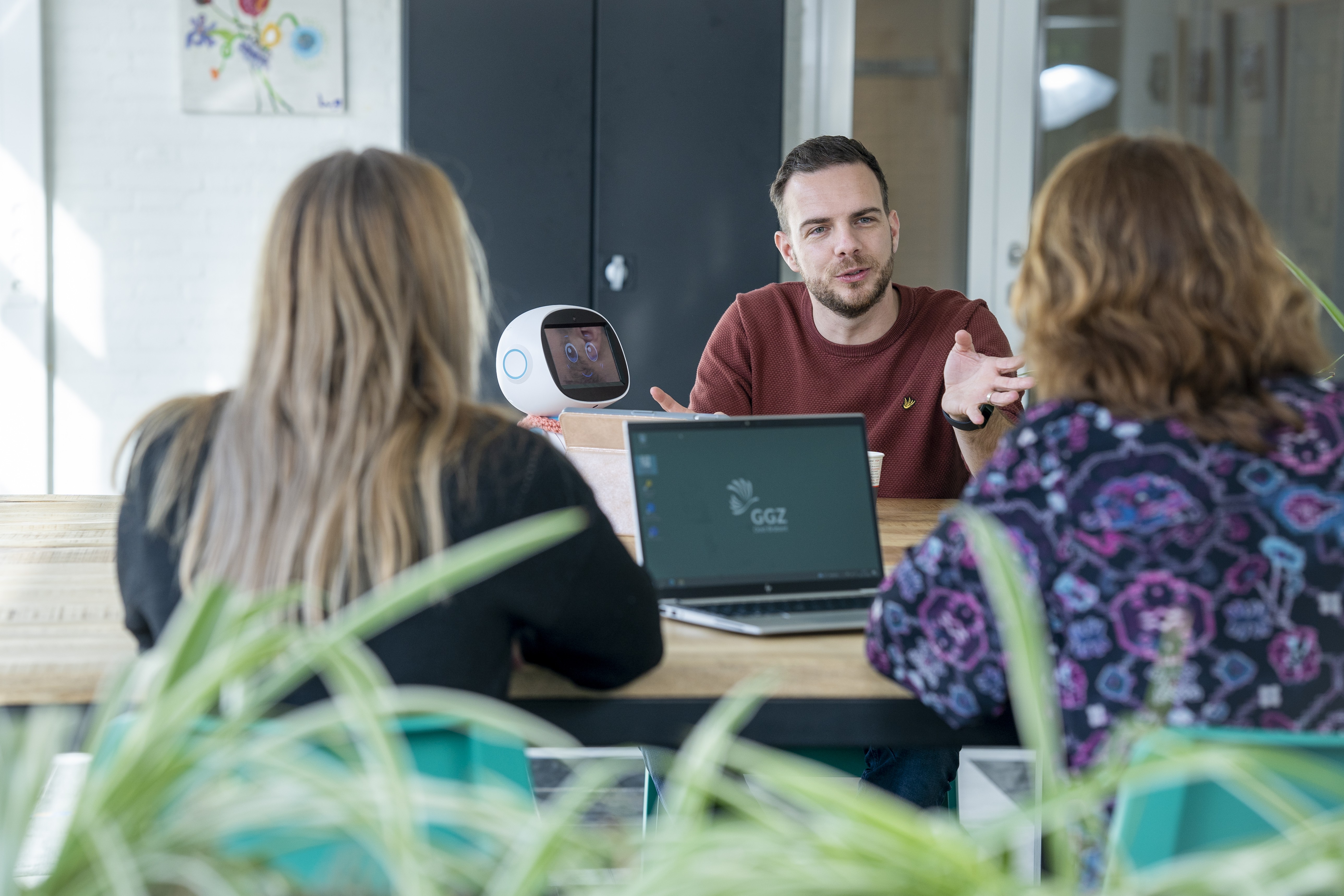 HighRes DSC08992 Ton in gesprek met 2 dames